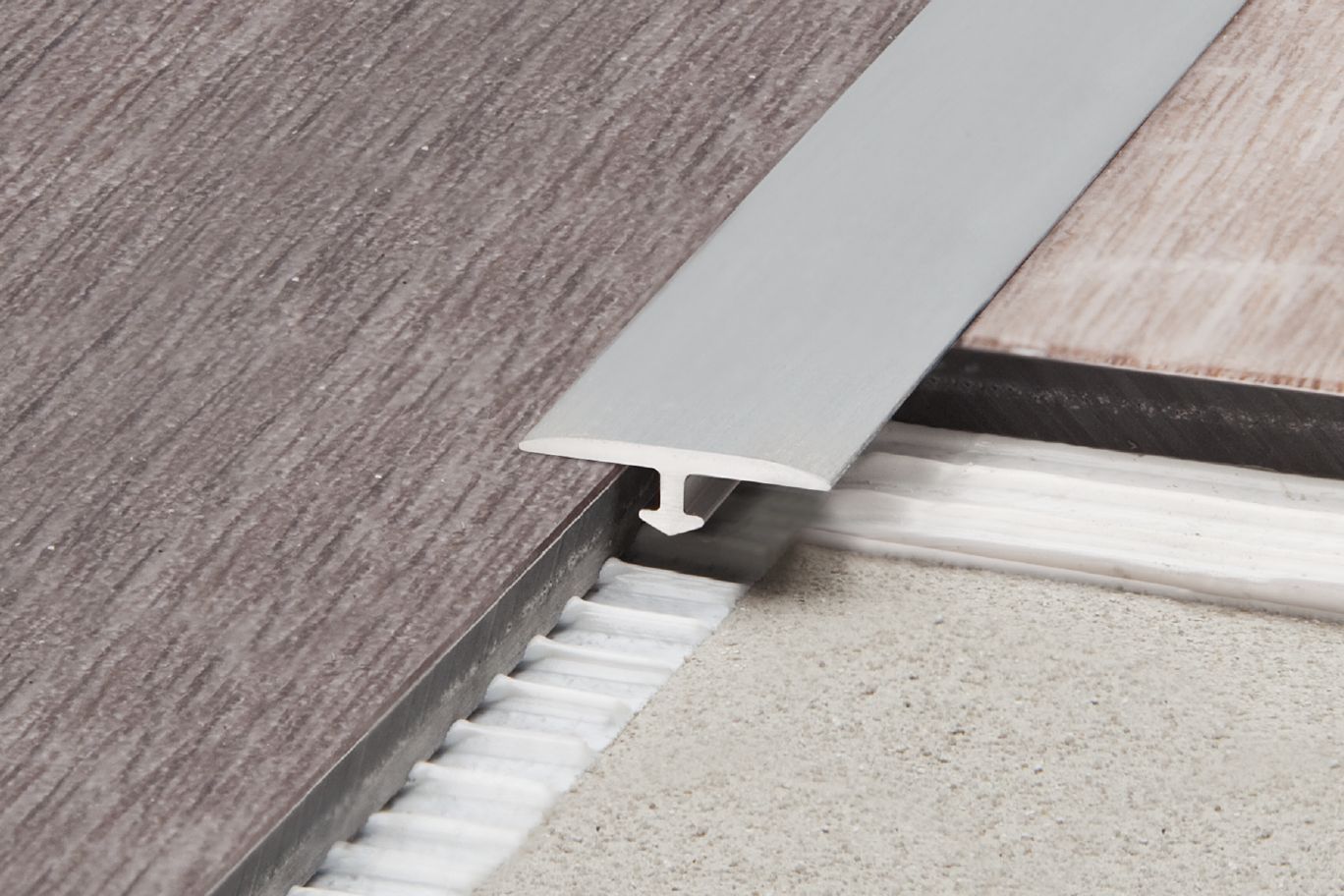 MAGMASCHLUTER SYSTEMS Schluter®-VINPRO-T Retrofit resilient surface floor profile for same-height transitions aluminumbrushed antique bronze anodized14 mm (17/32")SCHLUTER SYSTEMS Schluter®-VINPRO-T Retrofit resilient surface floor profile for same-height transitions