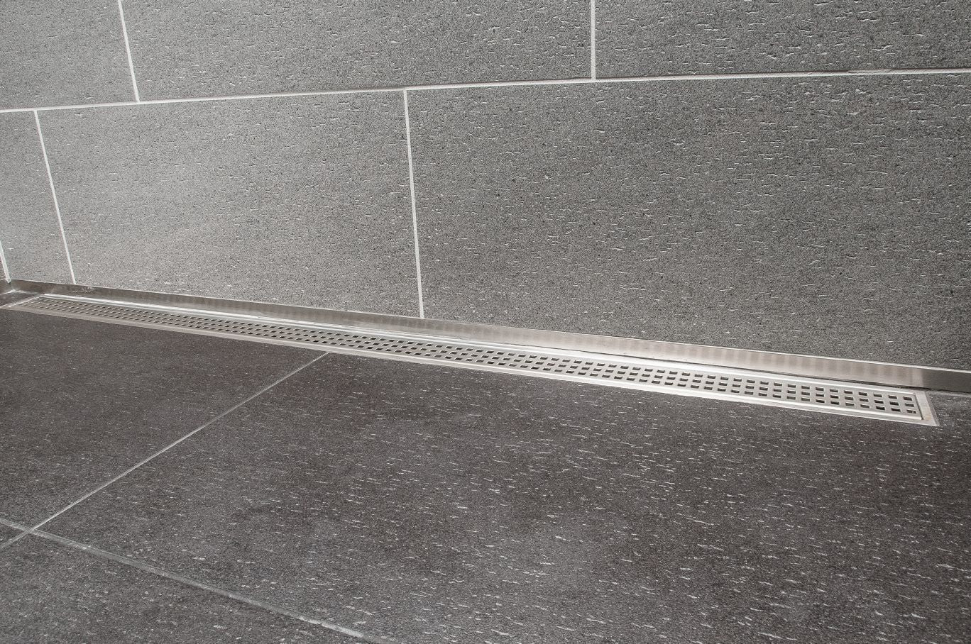 SCHLUTER SYSTEMSSCHLUTER SYSTEMS Schluter®-SHOWERPROFILE-R Transition profile covers exposed wall where floor slopes to linear drain stainless steel V2Abrushed stainless steel23 mm (29/32")-35 mm (1-3/8")-100 cm (3' 3")SCHLUTER SYSTEMS Schluter®-SHOWERPROFILE-R Transition profile covers exposed wall where floor slopes to linear drain